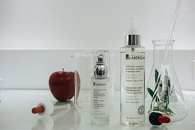 Μικυλλιακό νερό καθαρισμού με ανθόνερο χαμομηλιού εκχύλισμα ερυθρελάτης φυλλών ελίας.